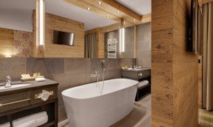 Suite with bathtub at the Morosani "Schweizerhof" in Davos