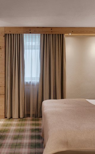 Schlafzimmer mit offenem Bad im Morosani "Schweizerhof"