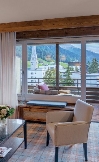 Wohnzimmer mit Balkon in der Junior Suite