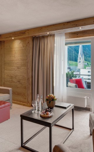 Wohnzimmer in der Suite des Morosani "Schweizerhof" in Davos