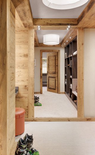 Ankleidezimmer in der Suite des Morosani "Schweizerhof" in Davos