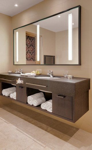 Badezimmer in der Suite mit zwei Schlafzimmern im "Schweizerhof"