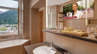 Badezimmer in der Junior Suite im Schweizerhof Haupthaus 