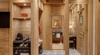 Begehbarer Kleiderschrank in der Junior Suite im Schweizerhof Haupthaus 