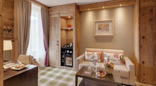 Wohnbereich der Junior Suite im Schweizerhof Haupthaus 