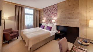 Double bed at the "Schweizerhof" double deluxe room in Davos