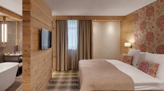 Suite with an open bathroom at the Morosani "Schweizerhof" 