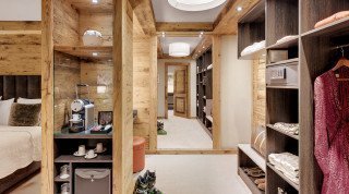 begehbarer Kleiderschrank der Suite mit 2 Schlafzimmern