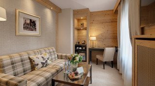 Wohnbereich der Junior Suite im Schweizerhof Haupthaus 