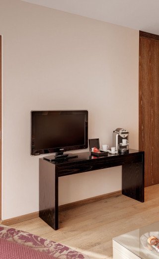 Sofa und Flatscreen in der Promenade Suite des Morosani "Schweizerhof"