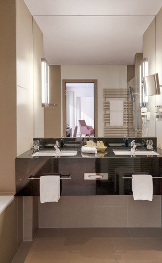 Das Badezimmer im Promenade Deluxe Zimmer in Davos
