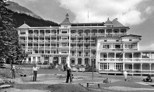 Historic picture of the Morosani "Schweizerhof" in Davos