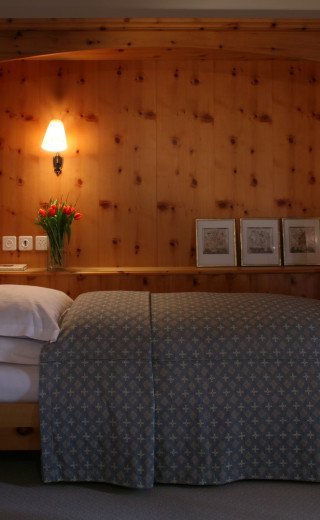 Komfortables Bett im Villa Einzelzimmer Sport in Davos